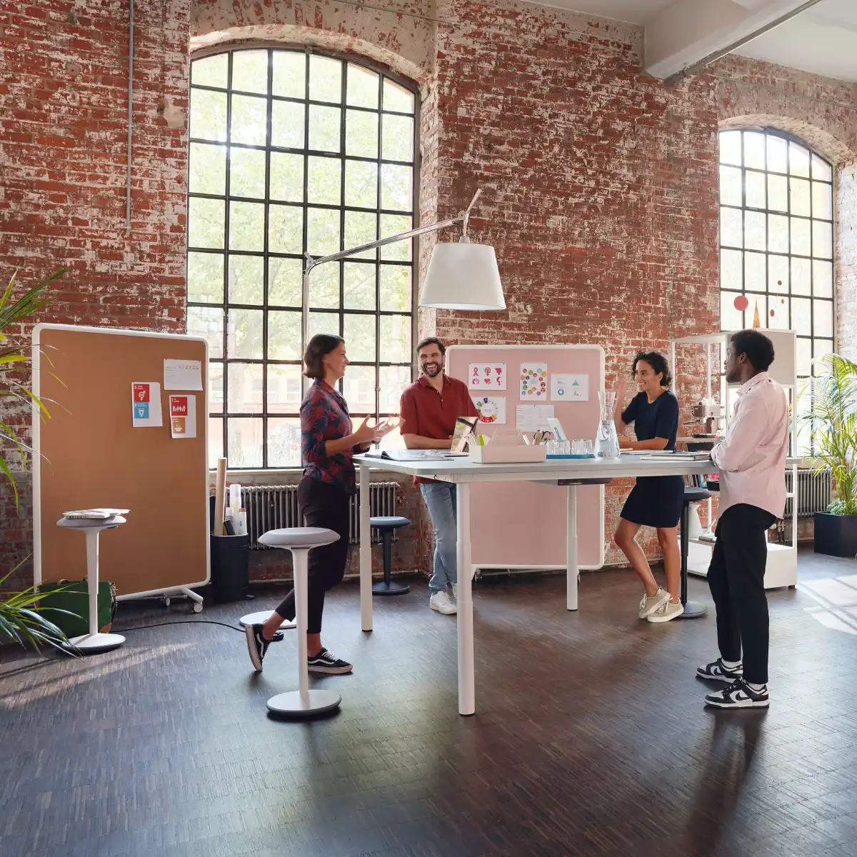 Mobile cork boards supporting a collaborative height-adjustable table
