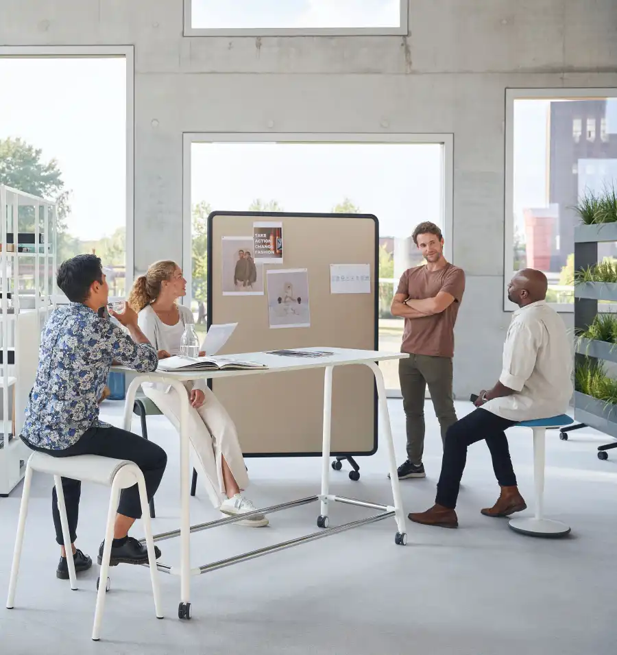 Collaborative meeting high table on castors