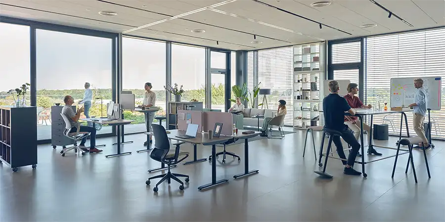 Adjustable desks with mobile high-table in collaborative office