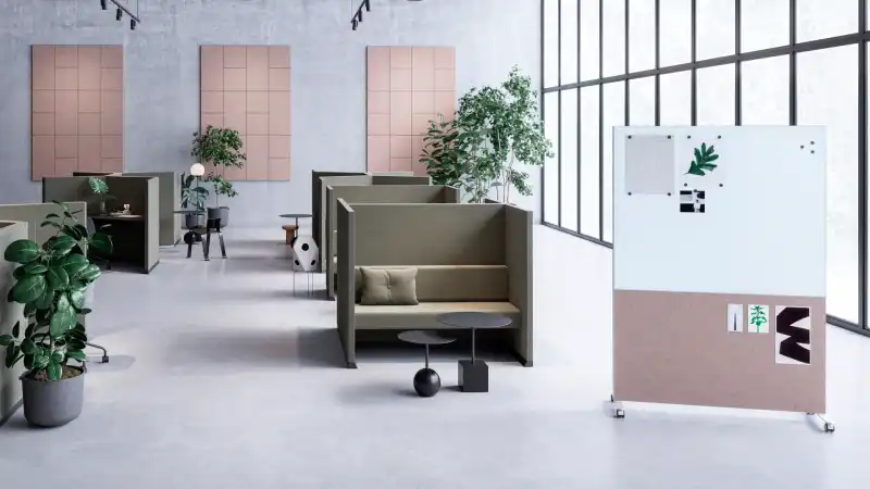 Mobile acoustic screens in a flexible office