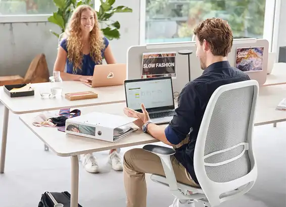 se:Air full mesh office task chair at modern office desk