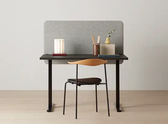 Acoustic desktop office screen on height-adjustable desk