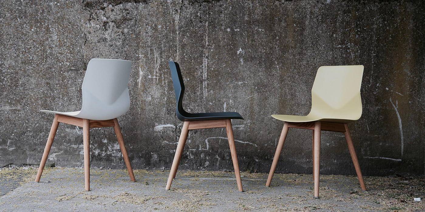 FourSure 44 chair with wood legs