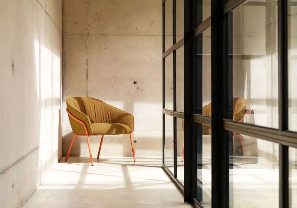 Contrasting colours wire frame lounge tub chair