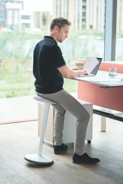 se Fit stool at height-adjustable desk