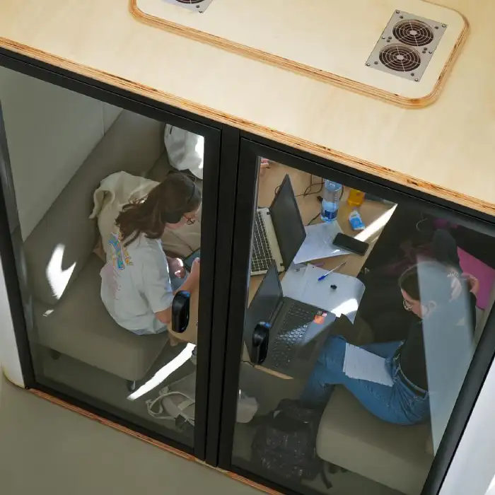 Bubliing 6-person collaboration pod