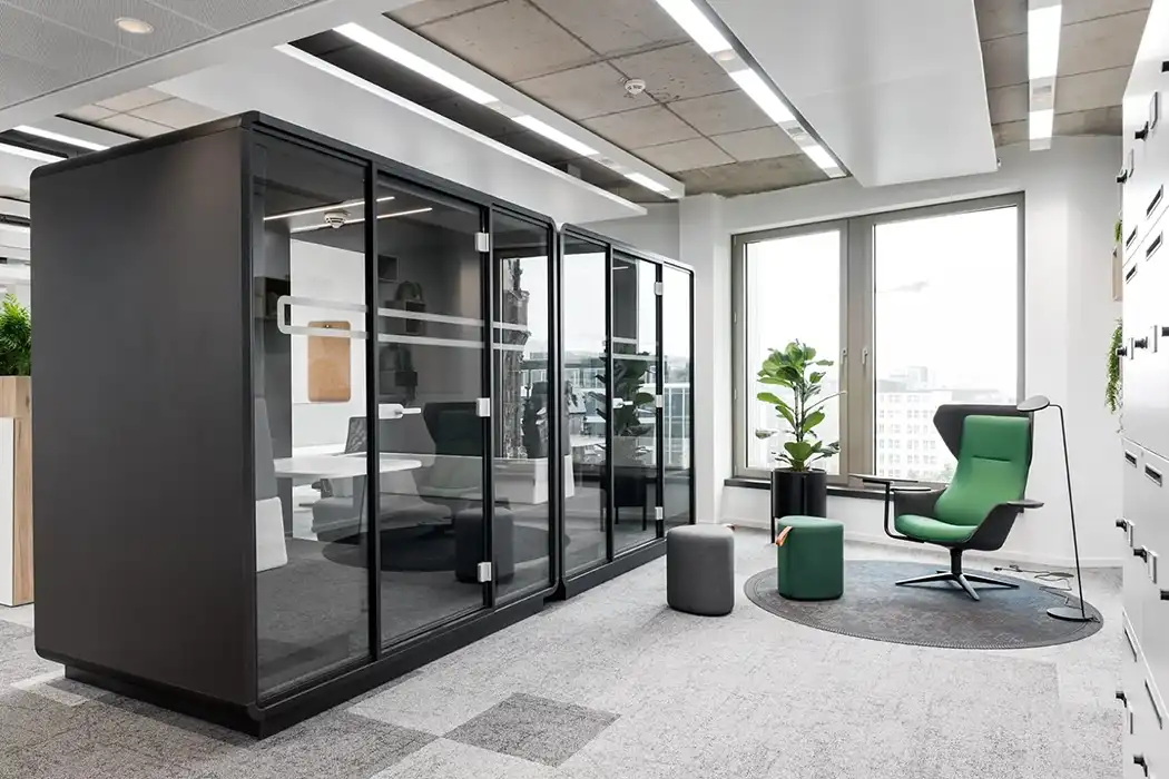 Hush 4-user meeting pod with built-in sofa & table