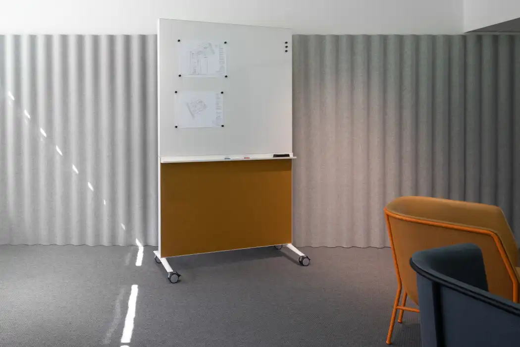 Alumi Screen with Block felt Alumi office floor screen with block pattern felt
