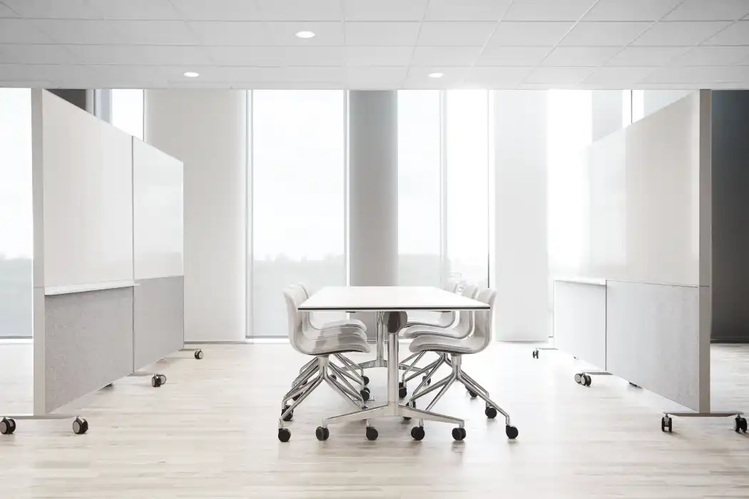 Alumi Combi Mobile Screens Alumi Combie creating a meeting space