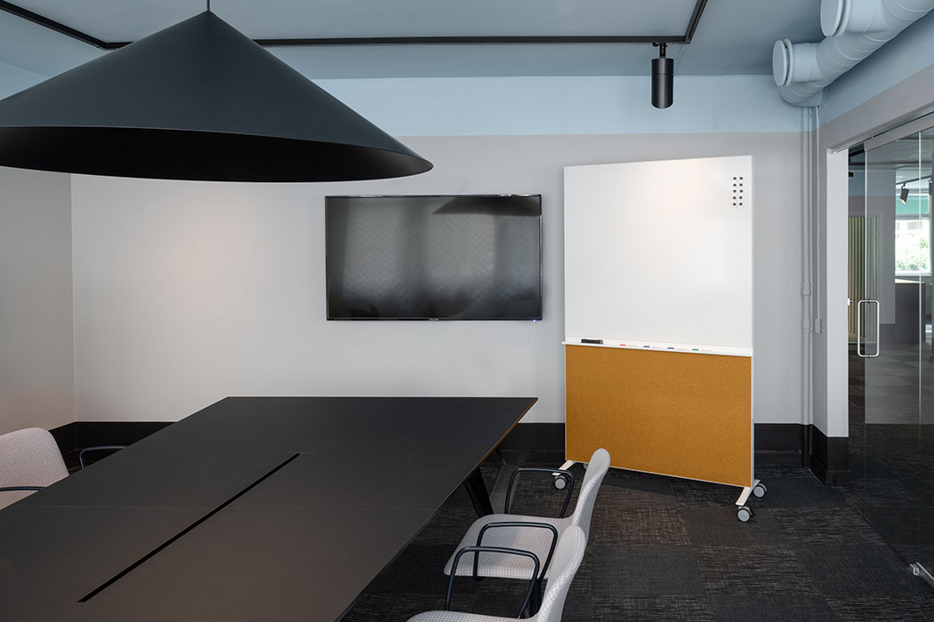 Alumi whiteboard screen in meeting room