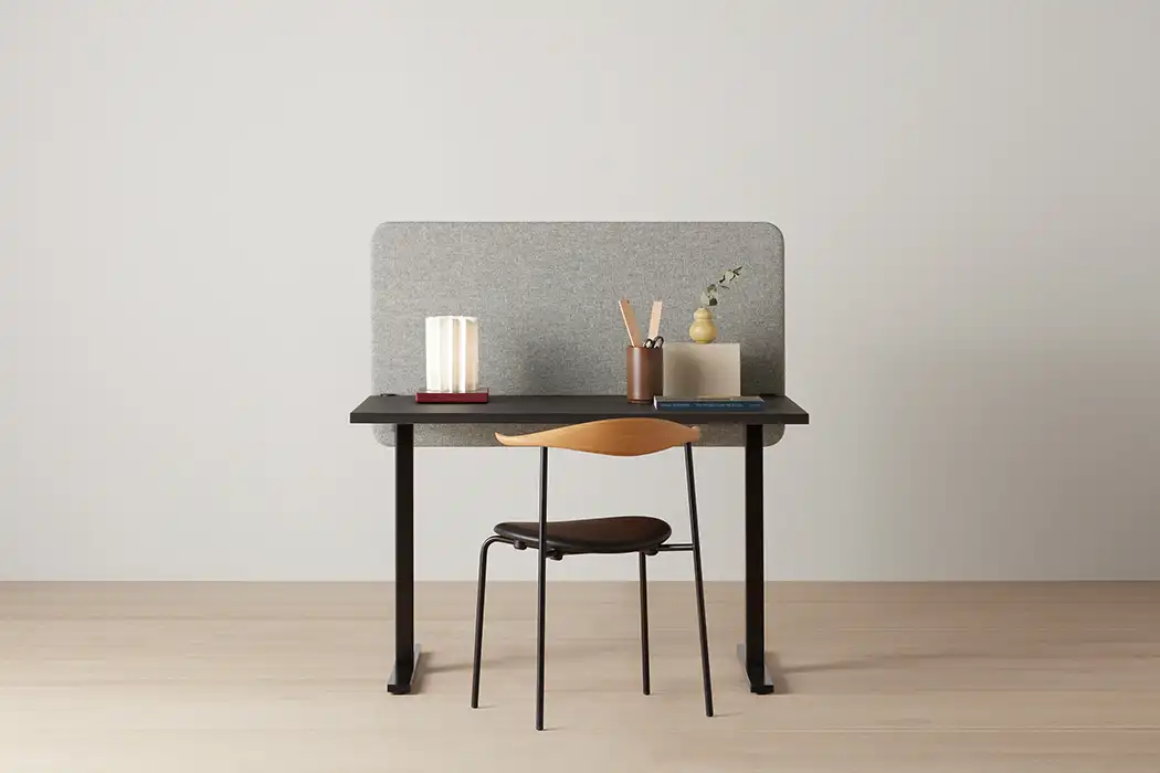 Softline suspended screen on height-adjustable desk