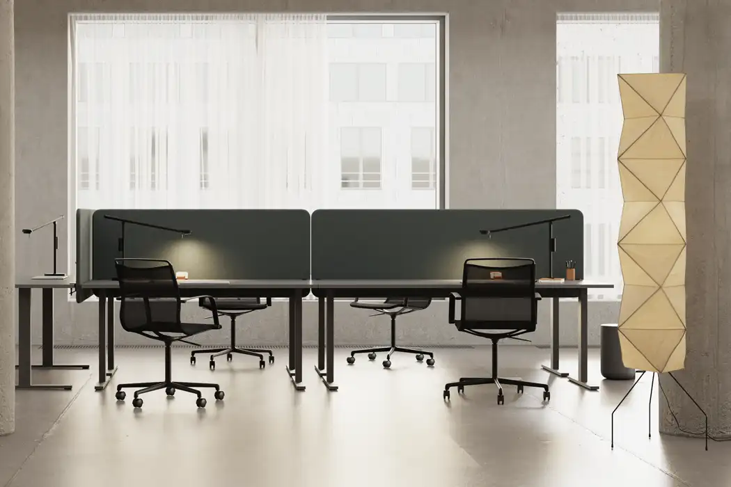 Softline Desktop screens on bench desk