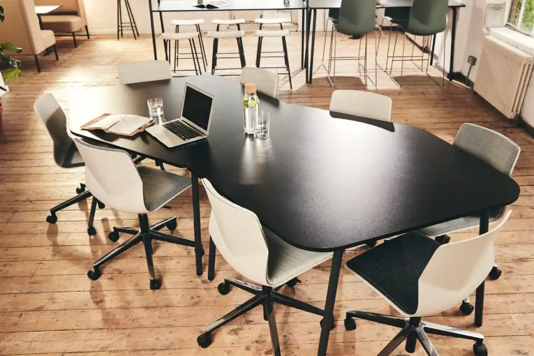FourReal Flake meeting tables in black